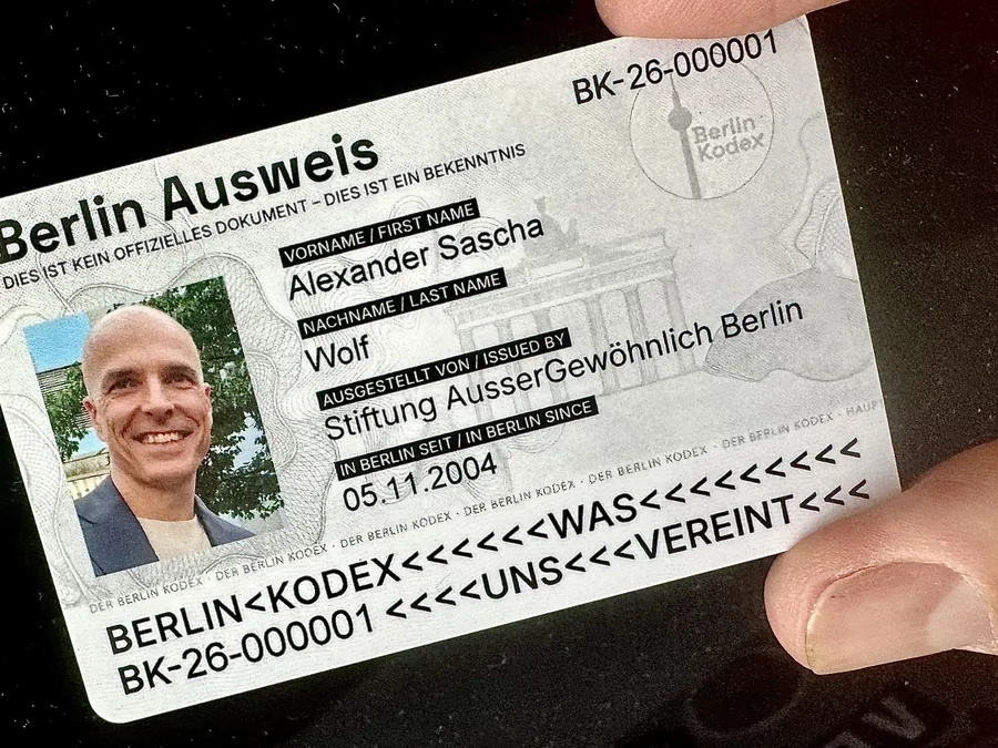 Vorderseite des Berlin Ausweises mit Foto, Name und dem Hinweis, dass dies kein offizielles Dokument ist