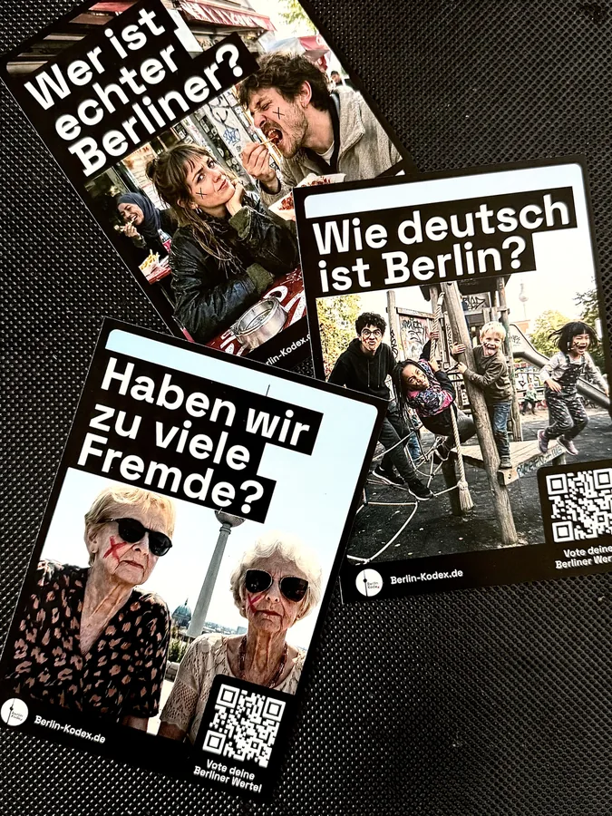 Drei Postkarten der Kampagne mit den Fragen: Wer ist echter Berliner, Wie deutsch ist Berlin, Haben wir zu viele Fremde