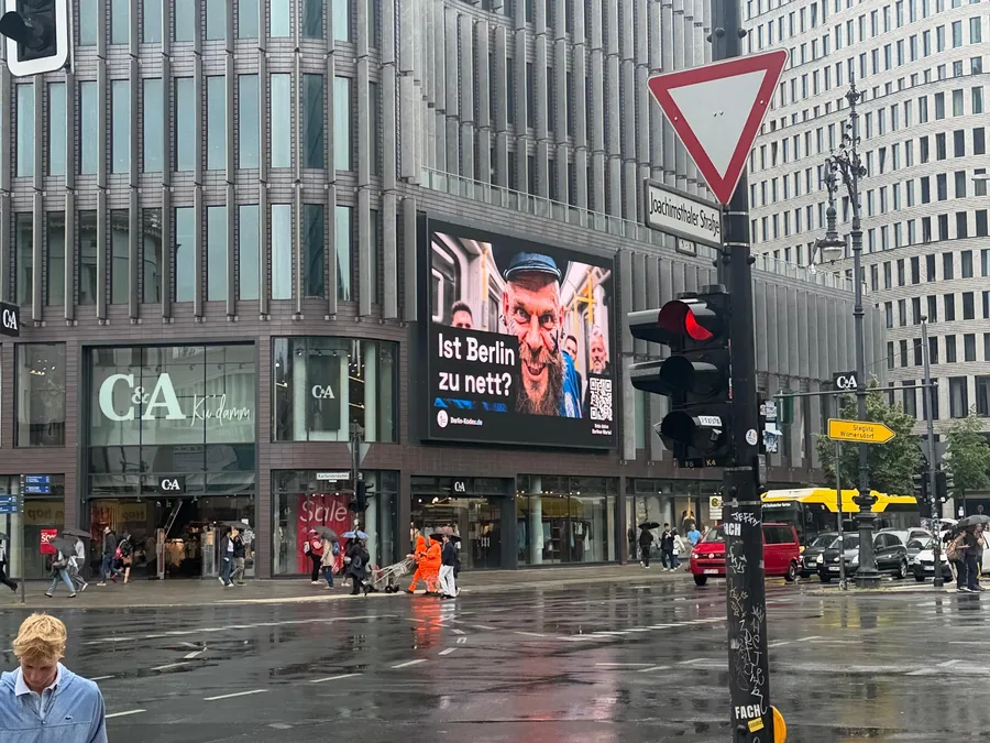 Kodex-Frage auf einem digitalen Screen an einer Kreuzung am Kurfürstendamm